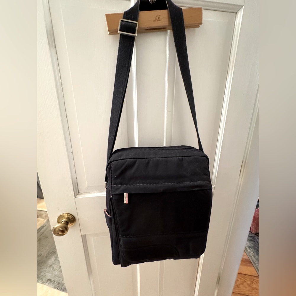 Tumi Sando 6120D Black Computer Messenger Laptop Bag Nylon